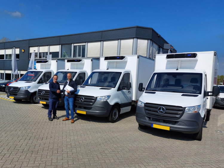 Vier nieuwe Mercedes Benz Sprinters afgeleverd